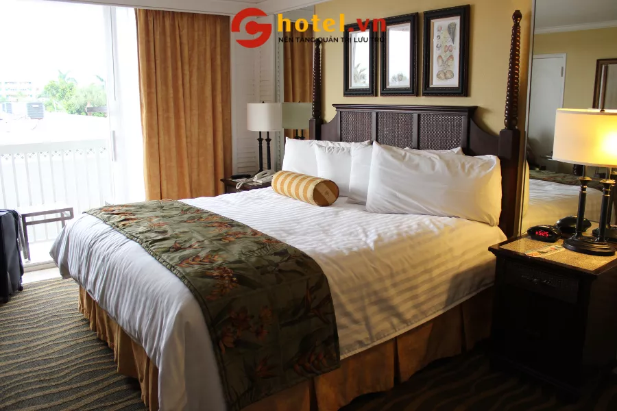 Kinh doanh khách sạn được hiểu là hoạt động kinh doanh cung cấp dịch vụ lưu trú cho du khách và các dịch vụ bổ sung